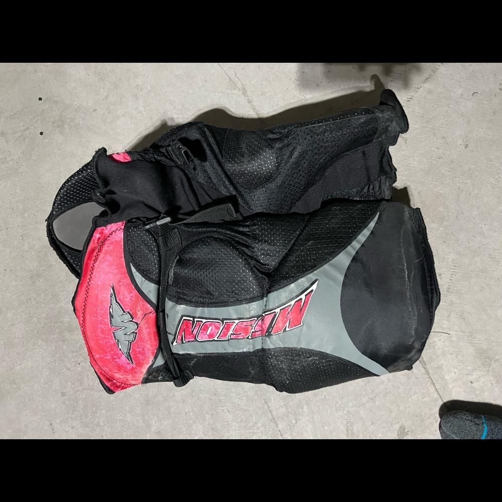 Mens medium Mission hockey pants